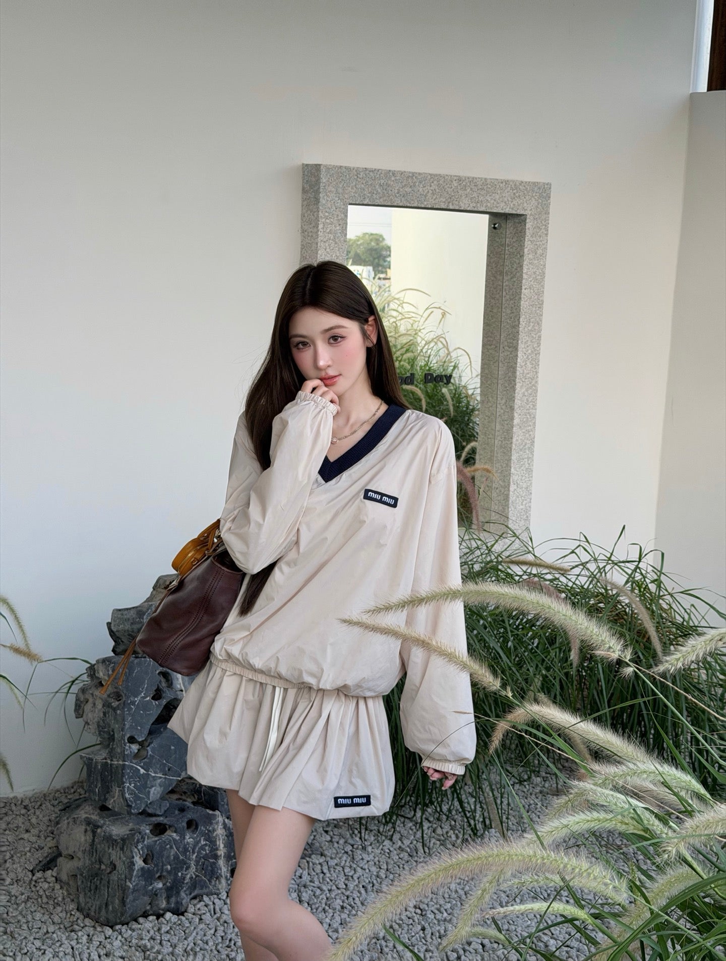 2026 Women's MM Logo V-neck Sweater (FF763)