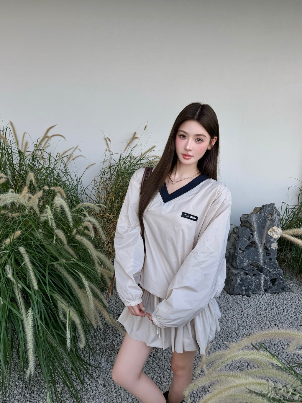2026 Women's MM Logo V-neck Sweater (FF763)