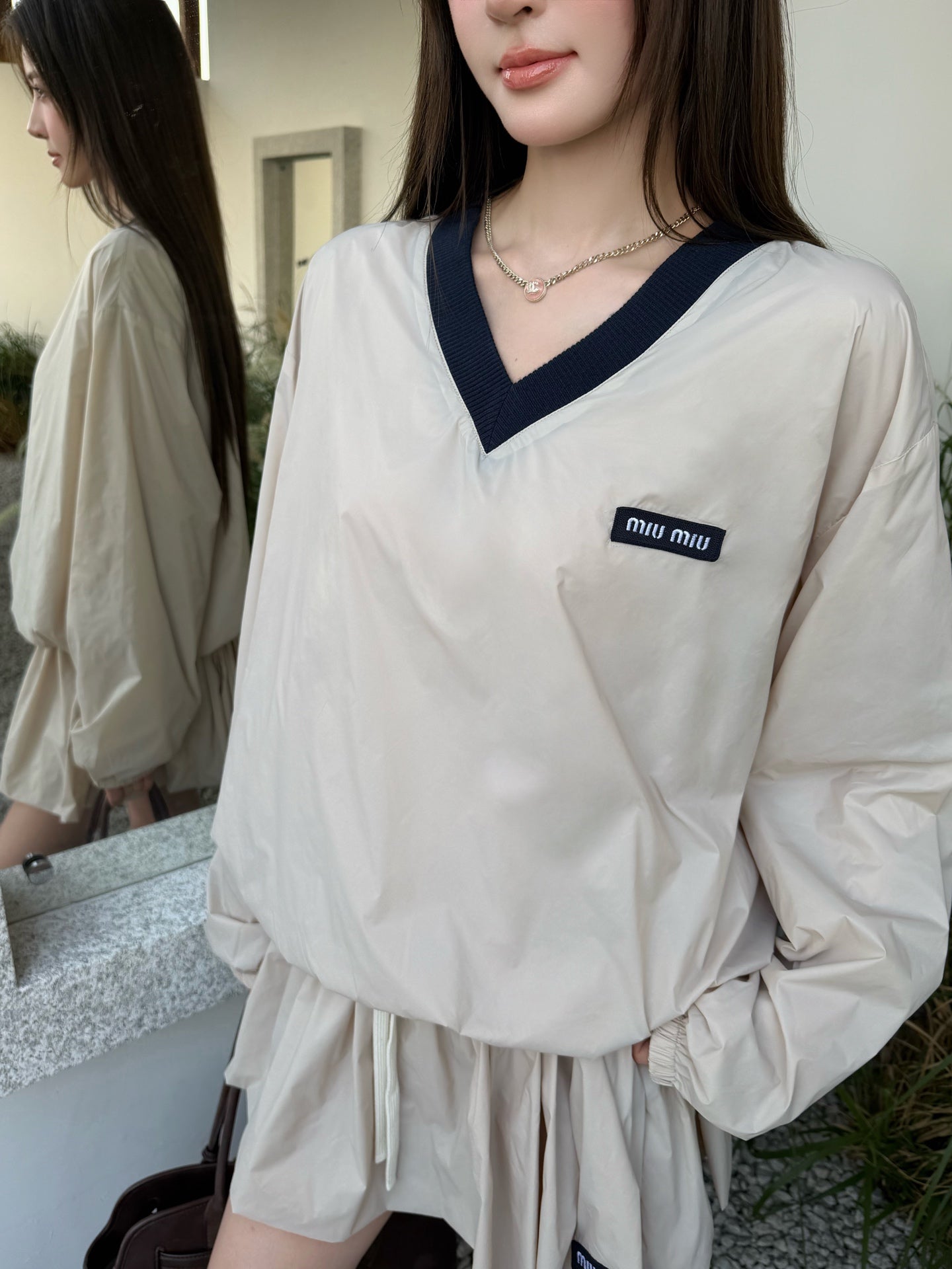 2026 Women's MM Logo V-neck Sweater (FF763)