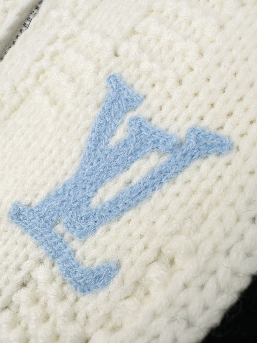 2026 New Model LY Embroidered Logo Plush Sweater Coat (AA629-C20)