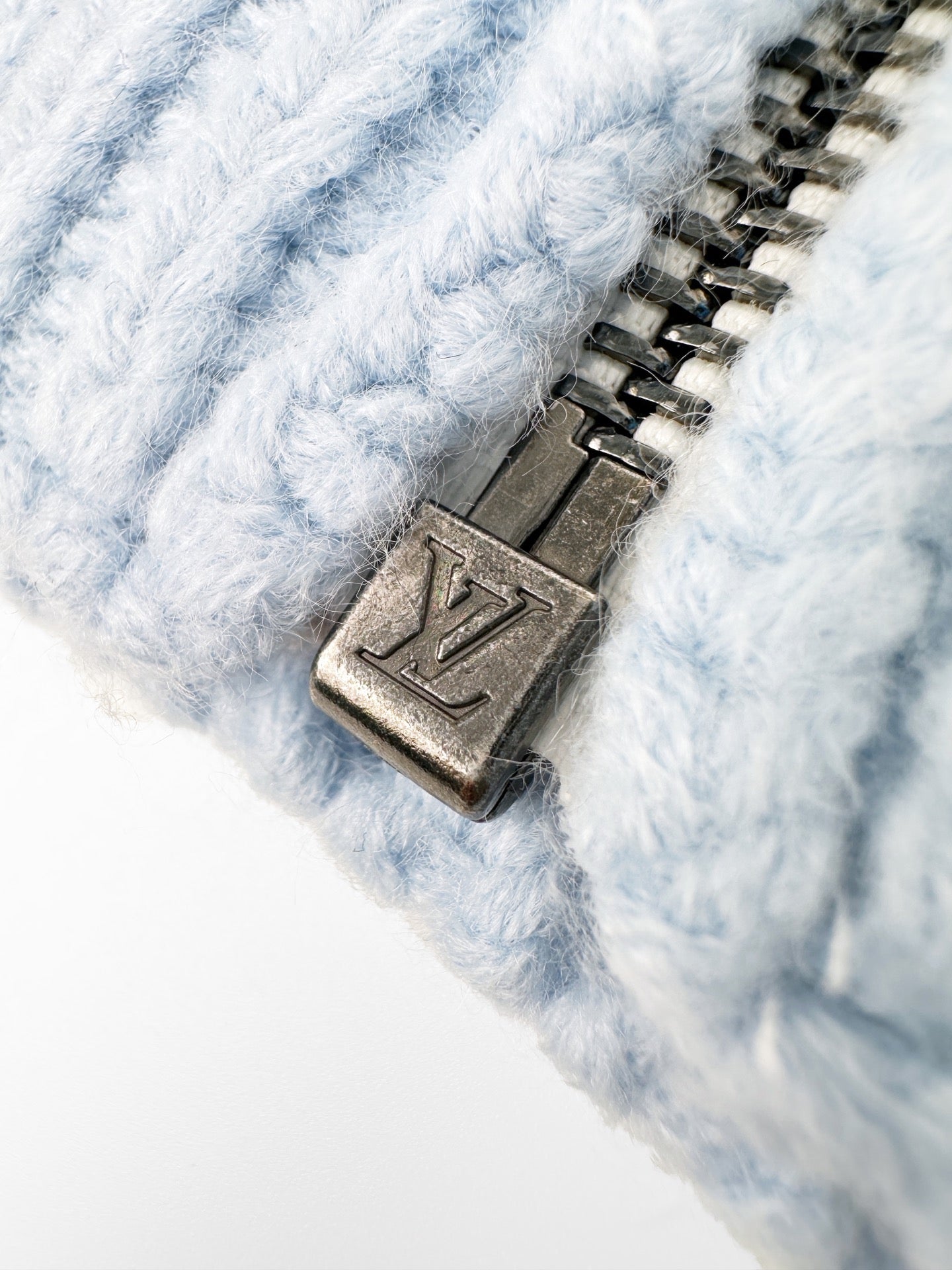 2026 New Model LY Embroidered Logo Plush Sweater Coat (AA629-C20)