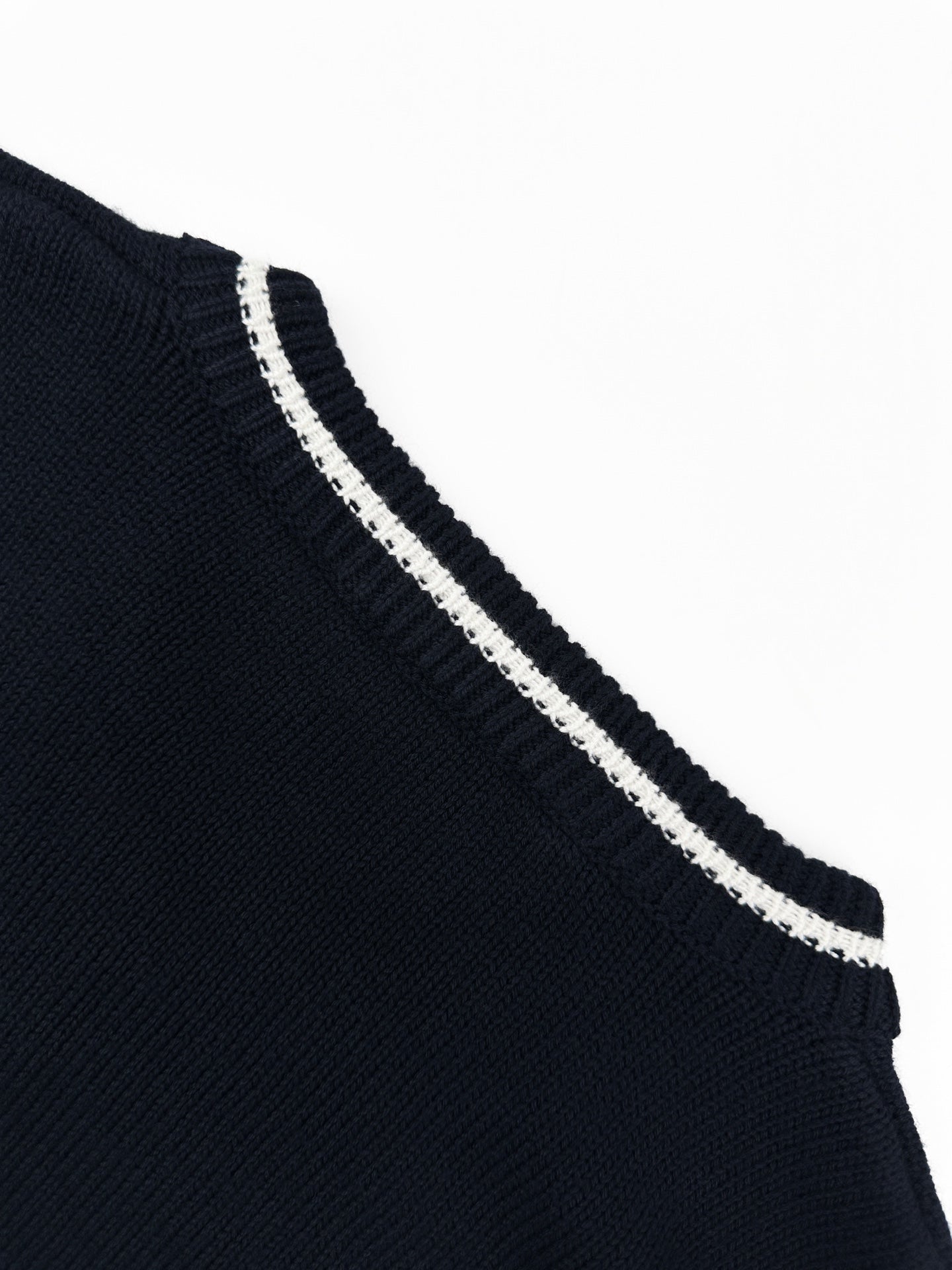 2026 New Model LY Embroidered Twisted Knit V-Neck Sweater (AA675-B25)