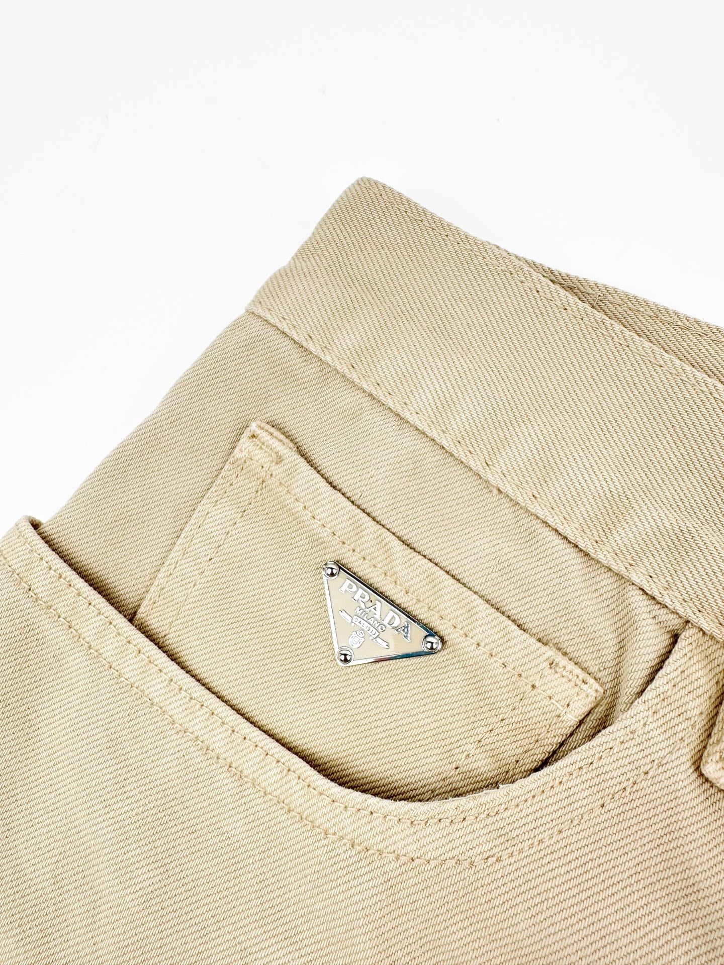 2026 New Model Triangle Brand Denim Pants (BB4015-B60)